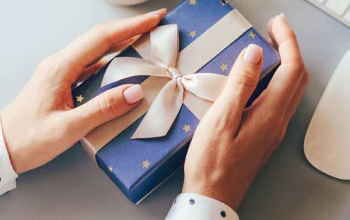 6 Surprising Ways Exclusive Corporate Gifts Manufacturers Boost Employee Morale