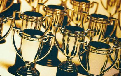 Small Tokens, Big Impact: The Role of Memento Trophies in Recognition